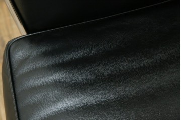 中古　IDC大塚家具　ル・コルビュジエ(Le Corbusier)デザイン   グランコンフォール LC2 　端正な造形美が際立つスチールフレームの名作3人掛けソファ(3P、三人掛け、レザーソファ、モダンソファ、デザイナーズソファ)(定価約80万円)(R-083525)