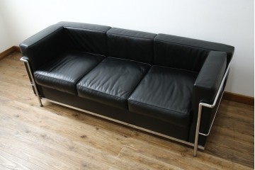 中古　IDC大塚家具　ル・コルビュジエ(Le Corbusier)デザイン   グランコンフォール LC2 　端正な造形美が際立つスチールフレームの名作3人掛けソファ(3P、三人掛け、レザーソファ、モダンソファ、デザイナーズソファ)(定価約80万円)(R-083525)