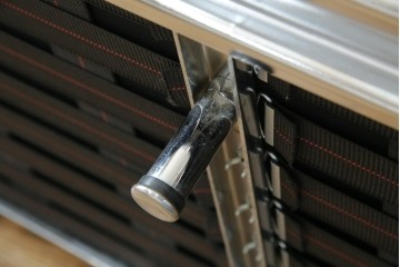 中古　IDC大塚家具　ル・コルビュジエ(Le Corbusier)デザイン   グランコンフォール LC2 　端正な造形美が際立つスチールフレームの名作3人掛けソファ(3P、三人掛け、レザーソファ、モダンソファ、デザイナーズソファ)(定価約80万円)(R-083525)