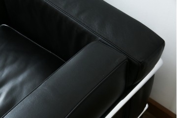 中古　IDC大塚家具　ル・コルビュジエ(Le Corbusier)デザイン   グランコンフォール LC2 　端正な造形美が際立つスチールフレームの名作3人掛けソファ(3P、三人掛け、レザーソファ、モダンソファ、デザイナーズソファ)(定価約80万円)(R-083525)