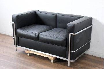 中古　IDC大塚家具　ル・コルビュジエ(Le Corbusier)デザイン  グランコンフォール LC2 　端正な造形美が際立つスチールフレームの名作2人掛けソファ(2P、二人掛け、レザーソファ、モダンソファ、デザイナーズソファ)(約76万円)(R-083526)