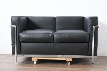 中古　IDC大塚家具　ル・コルビュジエ(Le Corbusier)デザイン  グランコンフォール LC2 　端正な造形美が際立つスチールフレームの名作2人掛けソファ(2P、二人掛け、レザーソファ、モダンソファ、デザイナーズソファ)(約76万円)(R-083526)