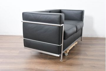 中古　IDC大塚家具　ル・コルビュジエ(Le Corbusier)デザイン  グランコンフォール LC2 　端正な造形美が際立つスチールフレームの名作2人掛けソファ(2P、二人掛け、レザーソファ、モダンソファ、デザイナーズソファ)(約76万円)(R-083526)