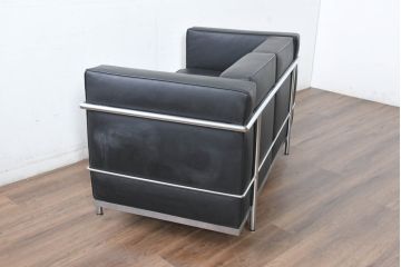 中古　IDC大塚家具　ル・コルビュジエ(Le Corbusier)デザイン  グランコンフォール LC2 　端正な造形美が際立つスチールフレームの名作2人掛けソファ(2P、二人掛け、レザーソファ、モダンソファ、デザイナーズソファ)(約76万円)(R-083526)