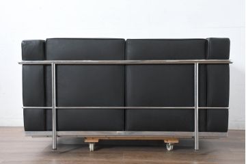 中古　IDC大塚家具　ル・コルビュジエ(Le Corbusier)デザイン  グランコンフォール LC2 　端正な造形美が際立つスチールフレームの名作2人掛けソファ(2P、二人掛け、レザーソファ、モダンソファ、デザイナーズソファ)(約76万円)(R-083526)
