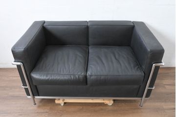 中古　IDC大塚家具　ル・コルビュジエ(Le Corbusier)デザイン  グランコンフォール LC2 　端正な造形美が際立つスチールフレームの名作2人掛けソファ(2P、二人掛け、レザーソファ、モダンソファ、デザイナーズソファ)(約76万円)(R-083526)
