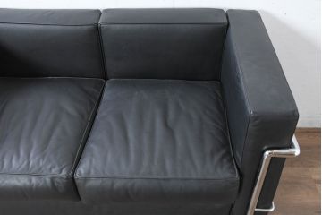 中古　IDC大塚家具　ル・コルビュジエ(Le Corbusier)デザイン  グランコンフォール LC2 　端正な造形美が際立つスチールフレームの名作2人掛けソファ(2P、二人掛け、レザーソファ、モダンソファ、デザイナーズソファ)(約76万円)(R-083526)