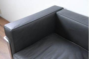 中古　IDC大塚家具　ル・コルビュジエ(Le Corbusier)デザイン  グランコンフォール LC2 　端正な造形美が際立つスチールフレームの名作2人掛けソファ(2P、二人掛け、レザーソファ、モダンソファ、デザイナーズソファ)(約76万円)(R-083526)