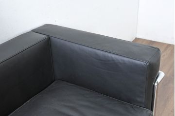 中古　IDC大塚家具　ル・コルビュジエ(Le Corbusier)デザイン  グランコンフォール LC2 　端正な造形美が際立つスチールフレームの名作2人掛けソファ(2P、二人掛け、レザーソファ、モダンソファ、デザイナーズソファ)(約76万円)(R-083526)