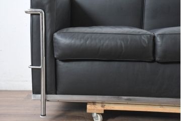 中古　IDC大塚家具　ル・コルビュジエ(Le Corbusier)デザイン  グランコンフォール LC2 　端正な造形美が際立つスチールフレームの名作2人掛けソファ(2P、二人掛け、レザーソファ、モダンソファ、デザイナーズソファ)(約76万円)(R-083526)