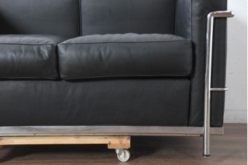 中古　IDC大塚家具　ル・コルビュジエ(Le Corbusier)デザイン  グランコンフォール LC2 　端正な造形美が際立つスチールフレームの名作2人掛けソファ(2P、二人掛け、レザーソファ、モダンソファ、デザイナーズソファ)(約76万円)(R-083526)