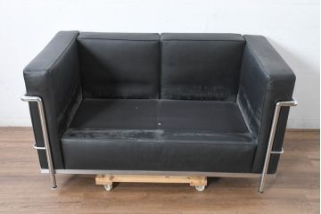 中古　IDC大塚家具　ル・コルビュジエ(Le Corbusier)デザイン  グランコンフォール LC2 　端正な造形美が際立つスチールフレームの名作2人掛けソファ(2P、二人掛け、レザーソファ、モダンソファ、デザイナーズソファ)(約76万円)(R-083526)