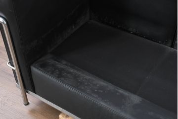 中古　IDC大塚家具　ル・コルビュジエ(Le Corbusier)デザイン  グランコンフォール LC2 　端正な造形美が際立つスチールフレームの名作2人掛けソファ(2P、二人掛け、レザーソファ、モダンソファ、デザイナーズソファ)(約76万円)(R-083526)
