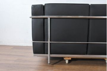 中古　IDC大塚家具　ル・コルビュジエ(Le Corbusier)デザイン  グランコンフォール LC2 　端正な造形美が際立つスチールフレームの名作2人掛けソファ(2P、二人掛け、レザーソファ、モダンソファ、デザイナーズソファ)(約76万円)(R-083526)