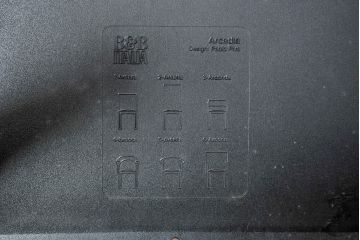中古　ビーアンドビー イタリア(B&B Italia)の洗練が光る本革ピーコックグリーンのチェア(本革チェア、レザーチェア、ダイニングチェア、椅子、イス)(定価約13万円)(R-083528)