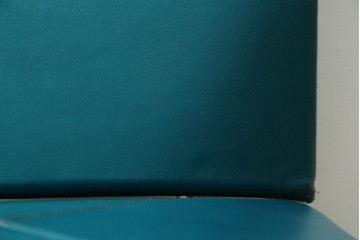中古　ビーアンドビー イタリア(B&B Italia)の洗練が光る本革ピーコックグリーンのチェア　定価約13万円　(R-083528)