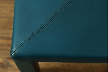 中古　ビーアンドビー イタリア(B&B Italia)の洗練が光る本革ピーコックグリーンのチェア　定価約13万円　(R-083528)