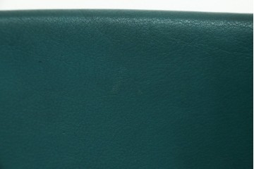 中古　ビーアンドビー イタリア(B&B Italia)の洗練が光る本革ピーコックグリーンのチェア　定価約13万円　(R-083528)