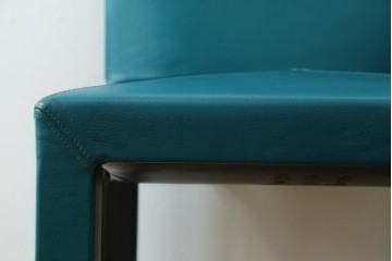 中古　ビーアンドビー イタリア(B&B Italia)の洗練が光る本革ピーコックグリーンのチェア　定価約13万円　(R-083528)