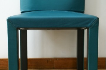 中古　ビーアンドビー イタリア(B&B Italia)の洗練が光る本革ピーコックグリーンのチェア　定価約13万円　(R-083528)