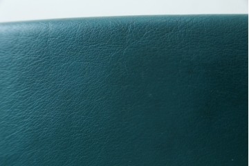 中古　ビーアンドビー イタリア(B&B Italia)の洗練が光る本革ピーコックグリーンのチェア　定価約13万円　(R-083528)