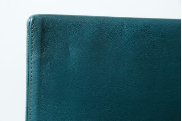中古　ビーアンドビー イタリア(B&B Italia)の洗練が光る本革ピーコックグリーンのチェア　定価約13万円　(R-083528)