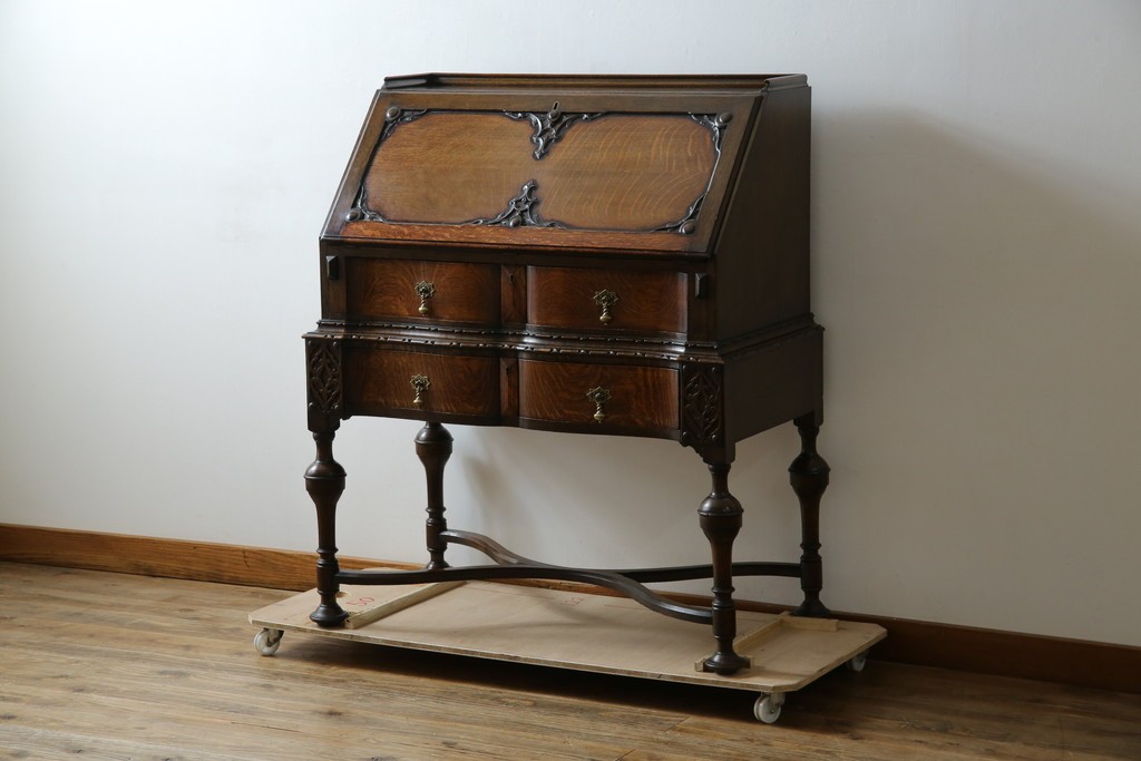 イギリスアンティーク　上手物!!　オーク材　曲線美と風格を兼ね備えたバルボス脚のライティングビューロー　(R-083529)