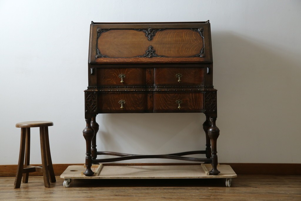 イギリスアンティーク　上手物!!　オーク材　曲線美と風格を兼ね備えたバルボス脚のライティングビューロー　(R-083529)