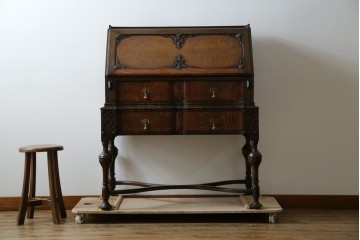 イギリスアンティーク　上手物!!　オーク材　曲線美と風格を兼ね備えたバルボス脚のライティングビューロー　(R-083529)