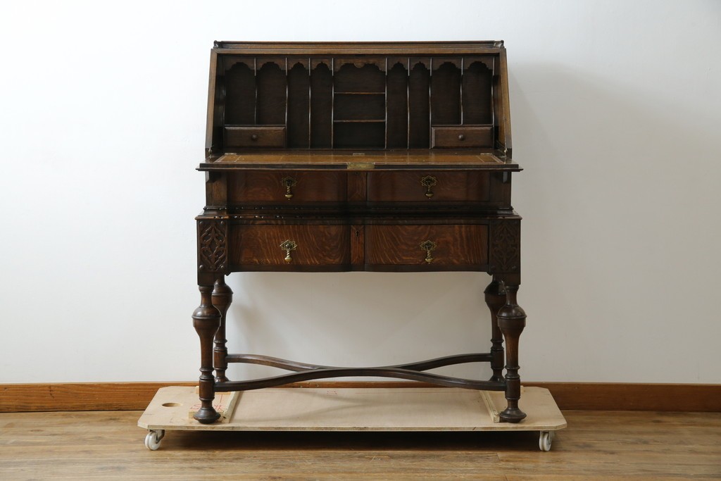 イギリスアンティーク　上手物!!　オーク材　曲線美と風格を兼ね備えたバルボス脚のライティングビューロー　(R-083529)