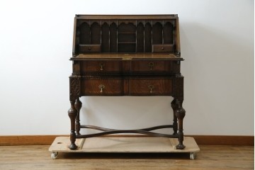 イギリスアンティーク　上手物!!　オーク材　曲線美と風格を兼ね備えたバルボス脚のライティングビューロー　(R-083529)