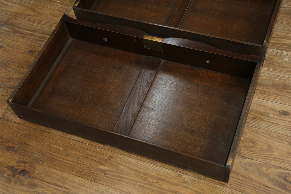 イギリスアンティーク　上手物!!　オーク材　曲線美と風格を兼ね備えたバルボス脚のライティングビューロー　(R-083529)