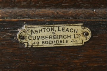 イギリスアンティーク　上手物!!　オーク材　曲線美と風格を兼ね備えたバルボス脚のライティングビューロー　(R-083529)