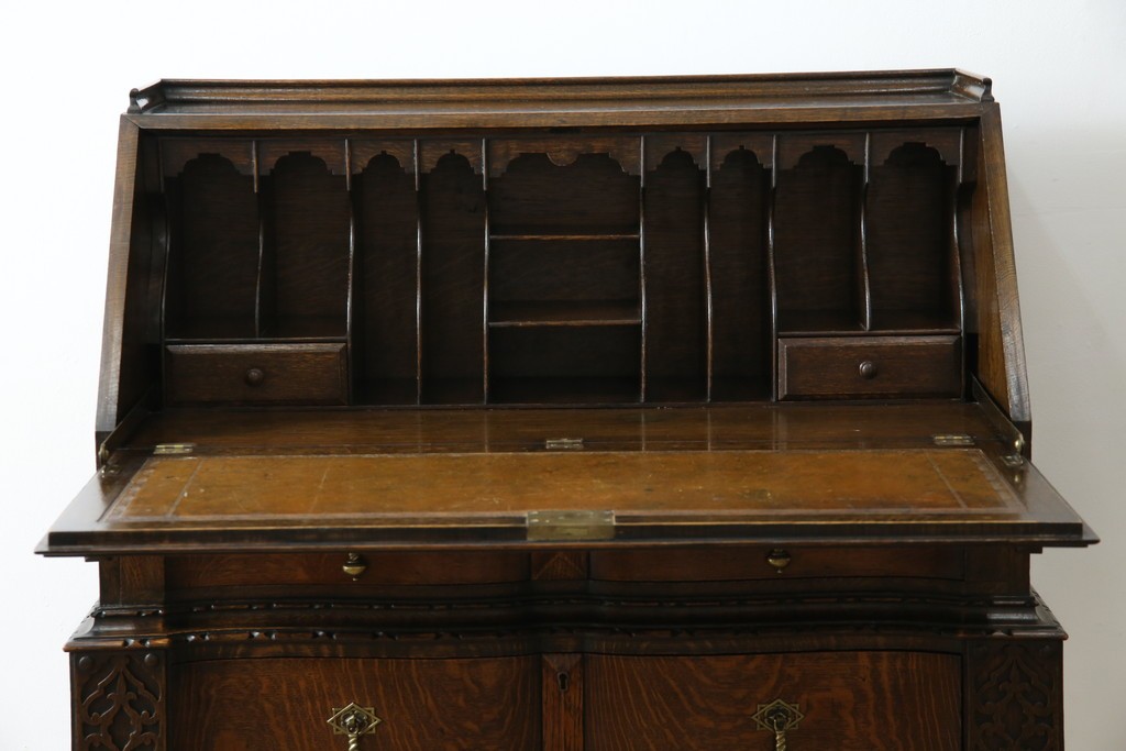 イギリスアンティーク　上手物!!　オーク材　曲線美と風格を兼ね備えたバルボス脚のライティングビューロー　(R-083529)