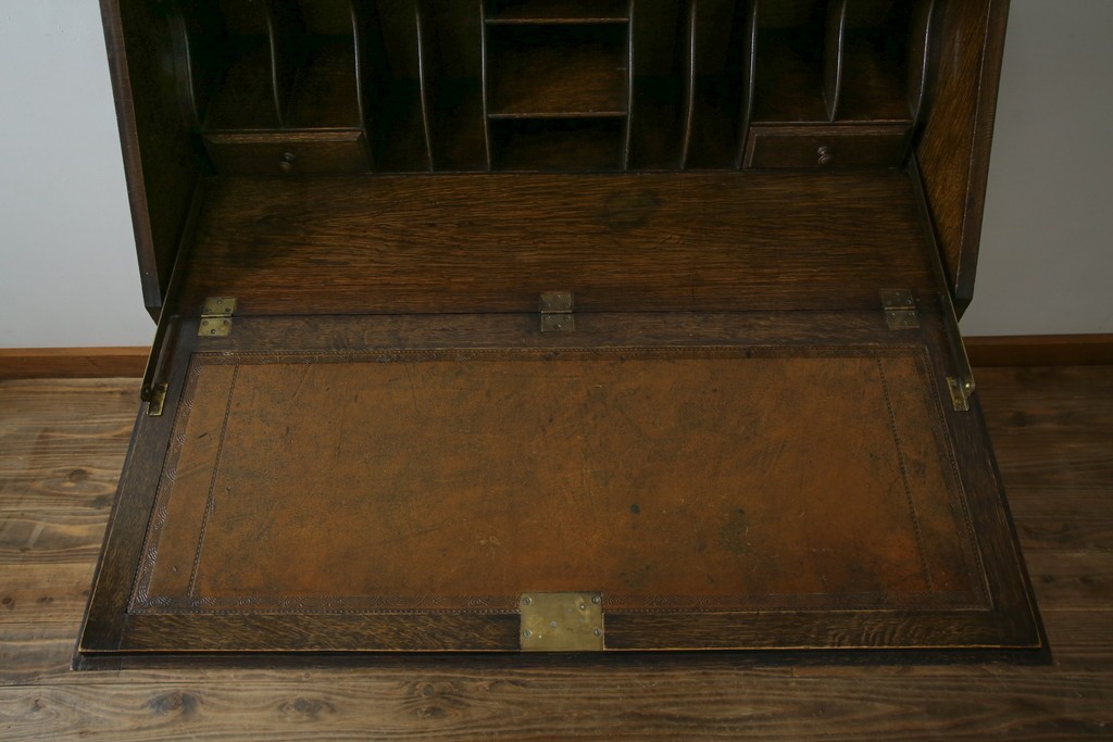 イギリスアンティーク　上手物!!　オーク材　曲線美と風格を兼ね備えたバルボス脚のライティングビューロー　(R-083529)