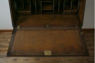 イギリスアンティーク　上手物!!　オーク材　曲線美と風格を兼ね備えたバルボス脚のライティングビューロー　(R-083529)