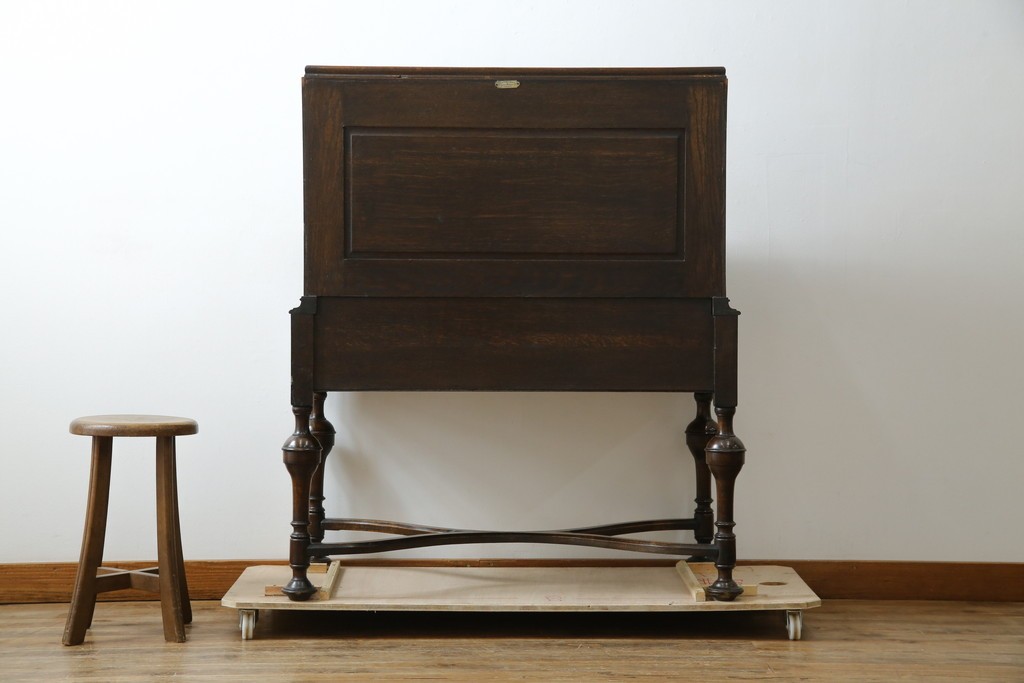 イギリスアンティーク　上手物!!　オーク材　曲線美と風格を兼ね備えたバルボス脚のライティングビューロー　(R-083529)