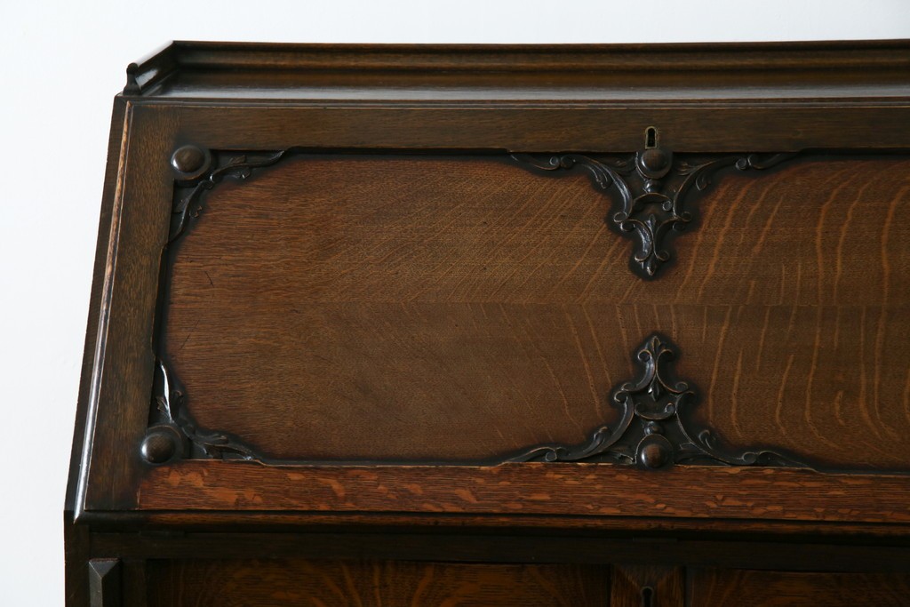 イギリスアンティーク　上手物!!　オーク材　曲線美と風格を兼ね備えたバルボス脚のライティングビューロー　(R-083529)