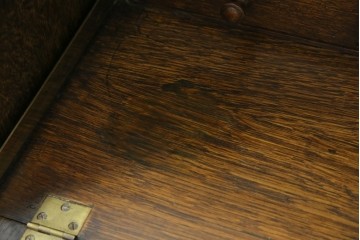 イギリスアンティーク　上手物!!　オーク材　曲線美と風格を兼ね備えたバルボス脚のライティングビューロー　(R-083529)