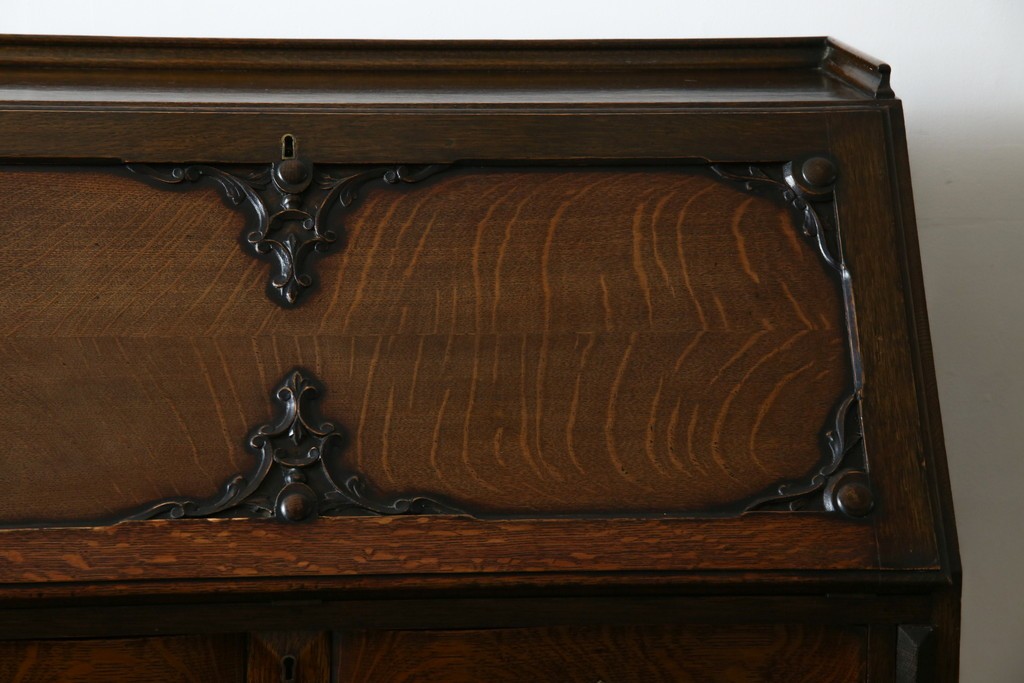 イギリスアンティーク　上手物!!　オーク材　曲線美と風格を兼ね備えたバルボス脚のライティングビューロー　(R-083529)