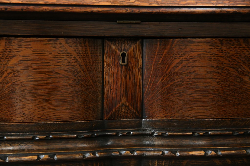 イギリスアンティーク　上手物!!　オーク材　曲線美と風格を兼ね備えたバルボス脚のライティングビューロー　(R-083529)