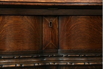 イギリスアンティーク　上手物!!　オーク材　曲線美と風格を兼ね備えたバルボス脚のライティングビューロー　(R-083529)