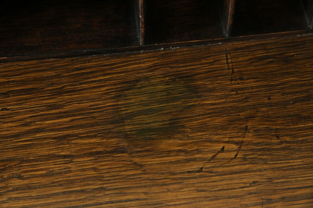 イギリスアンティーク　上手物!!　オーク材　曲線美と風格を兼ね備えたバルボス脚のライティングビューロー　(R-083529)