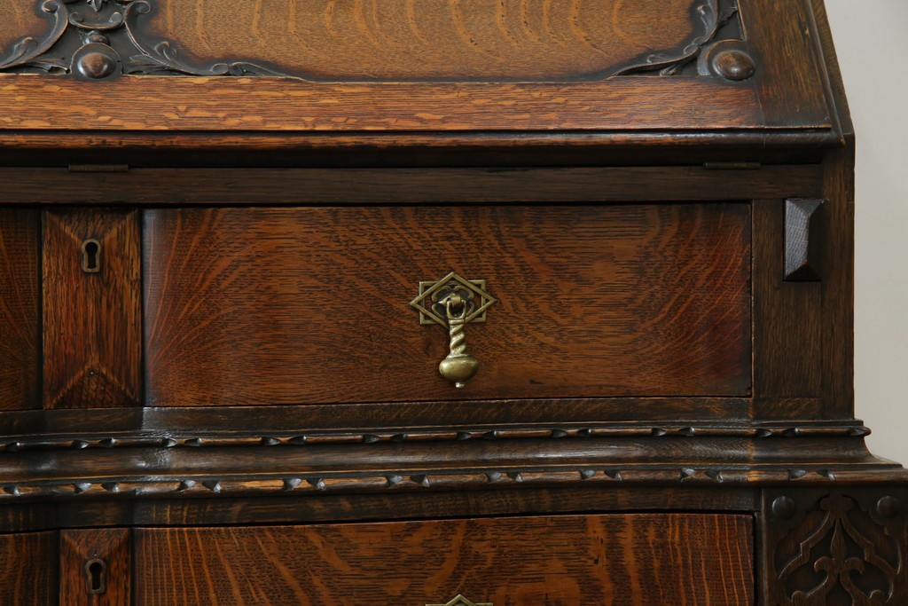 イギリスアンティーク　上手物!!　オーク材　曲線美と風格を兼ね備えたバルボス脚のライティングビューロー　(R-083529)