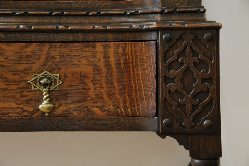 イギリスアンティーク　上手物!!　オーク材　曲線美と風格を兼ね備えたバルボス脚のライティングビューロー　(R-083529)