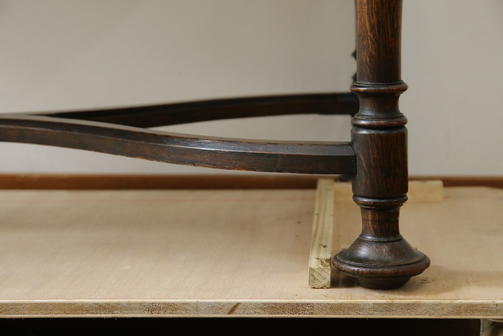 イギリスアンティーク　上手物!!　オーク材　曲線美と風格を兼ね備えたバルボス脚のライティングビューロー　(R-083529)