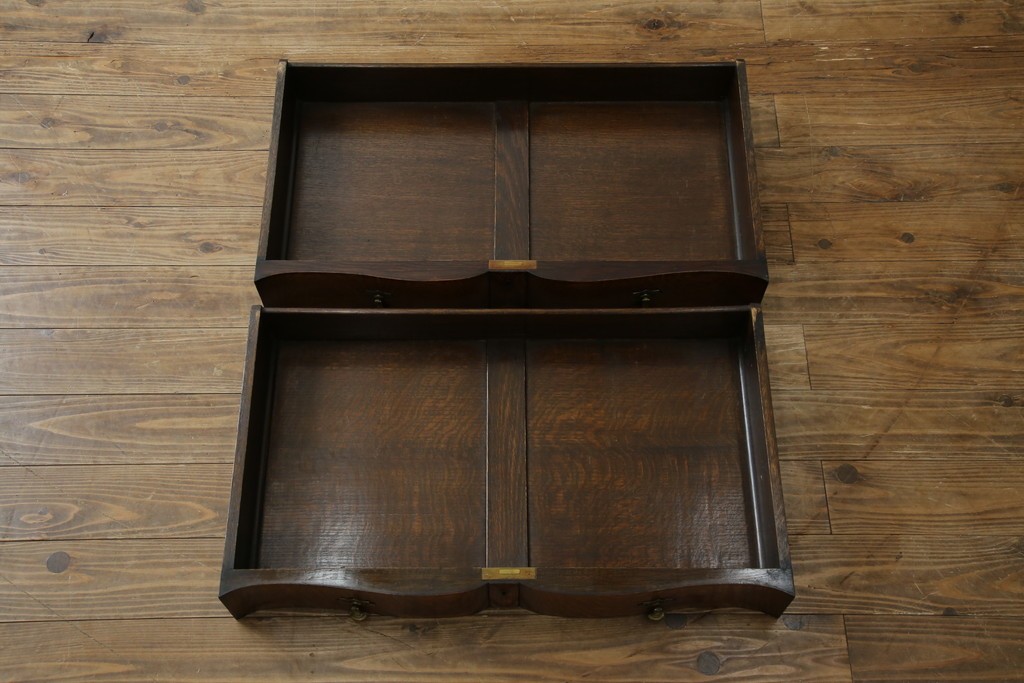 イギリスアンティーク　上手物!!　オーク材　曲線美と風格を兼ね備えたバルボス脚のライティングビューロー　(R-083529)