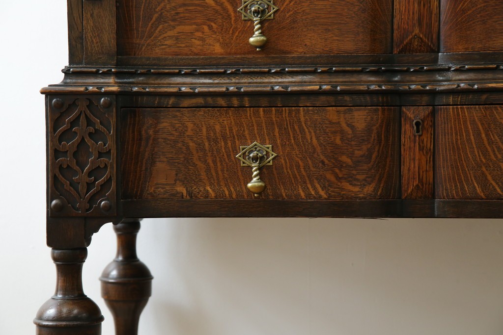 イギリスアンティーク　上手物!!　オーク材　曲線美と風格を兼ね備えたバルボス脚のライティングビューロー　(R-083529)