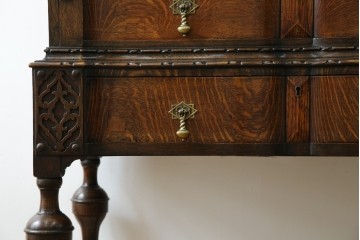 イギリスアンティーク　上手物!!　オーク材　曲線美と風格を兼ね備えたバルボス脚のライティングビューロー　(R-083529)