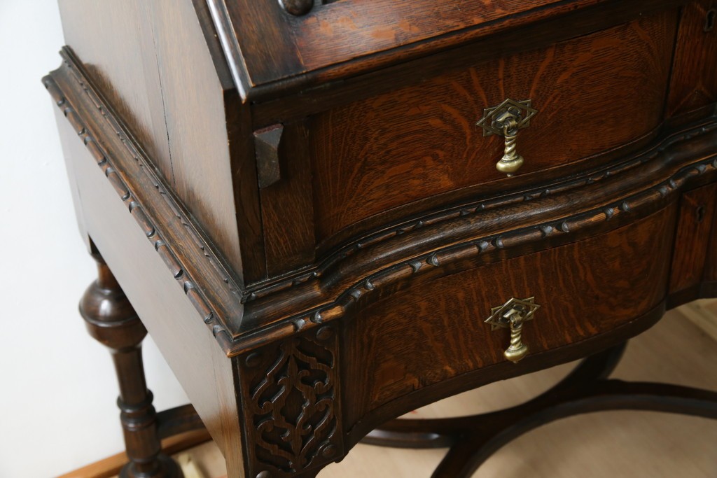 イギリスアンティーク　上手物!!　オーク材　曲線美と風格を兼ね備えたバルボス脚のライティングビューロー　(R-083529)